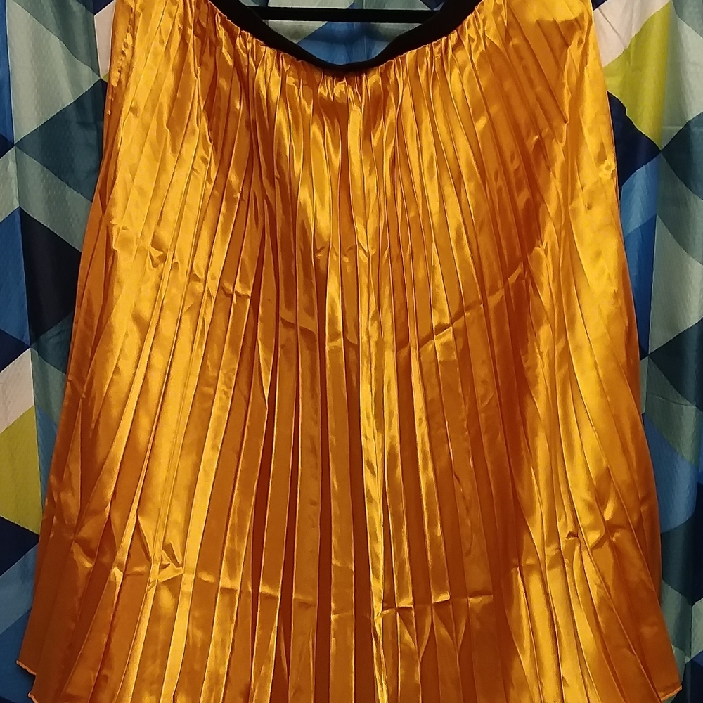 BNWT Forever 21 Yellow Satin Pleated Midi Skirt - Picture 4 of 7
